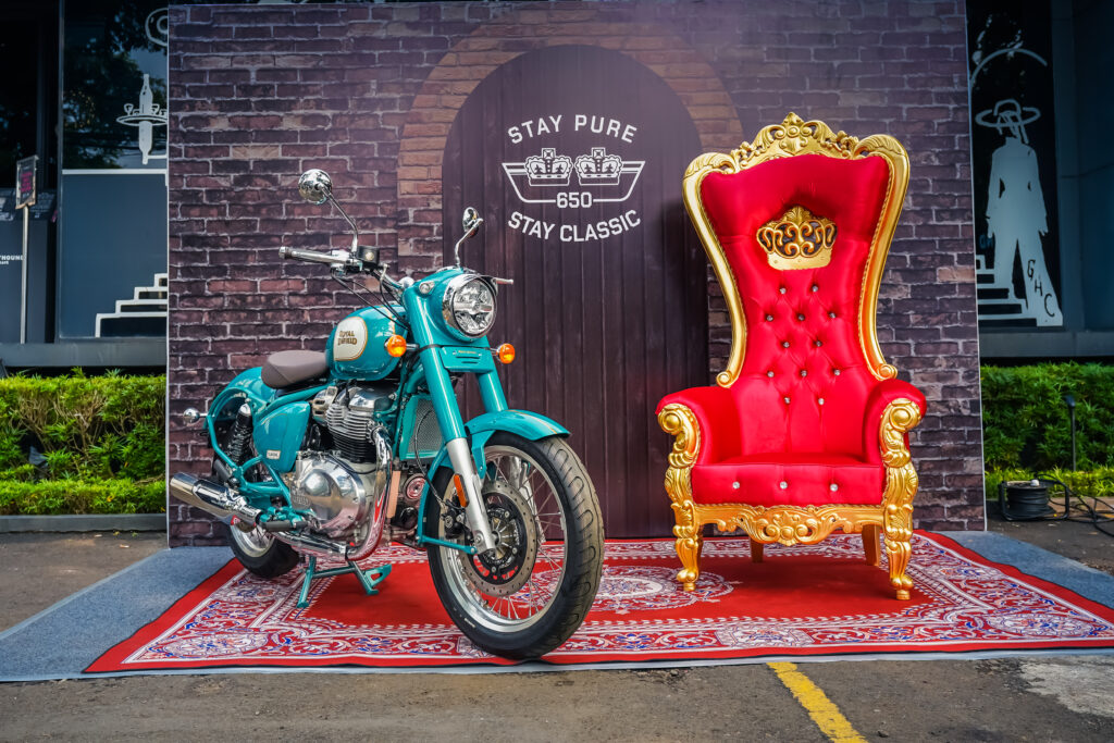 Peluncuran Royal Enfield Classic 650 di Indonesia: Menggandakan Pesona Motor Klasik Legendaris! 2 Peluncuran Royal Enfield Classic 650 di Indonesia - Teal Green