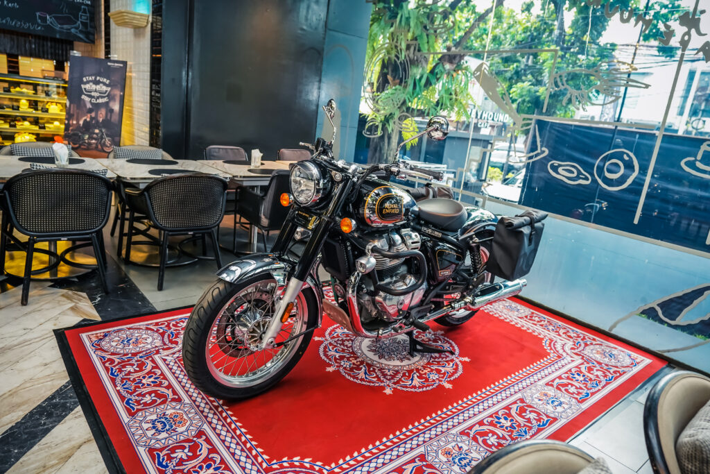 Peluncuran Royal Enfield Classic 650 di Indonesia: Menggandakan Pesona Motor Klasik Legendaris! 3 Peluncuran Royal Enfield Classic 650 di Indonesia - Black Chrome