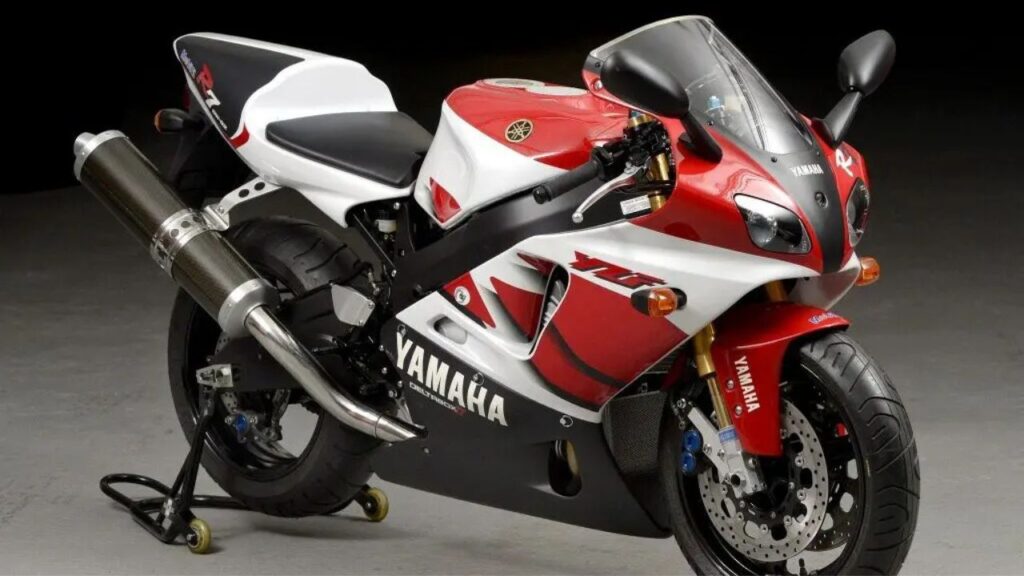 Yamaha R1 Suzuka 8 Hours dengan Livery Penghormatan untuk YZF-R7 Legendaris