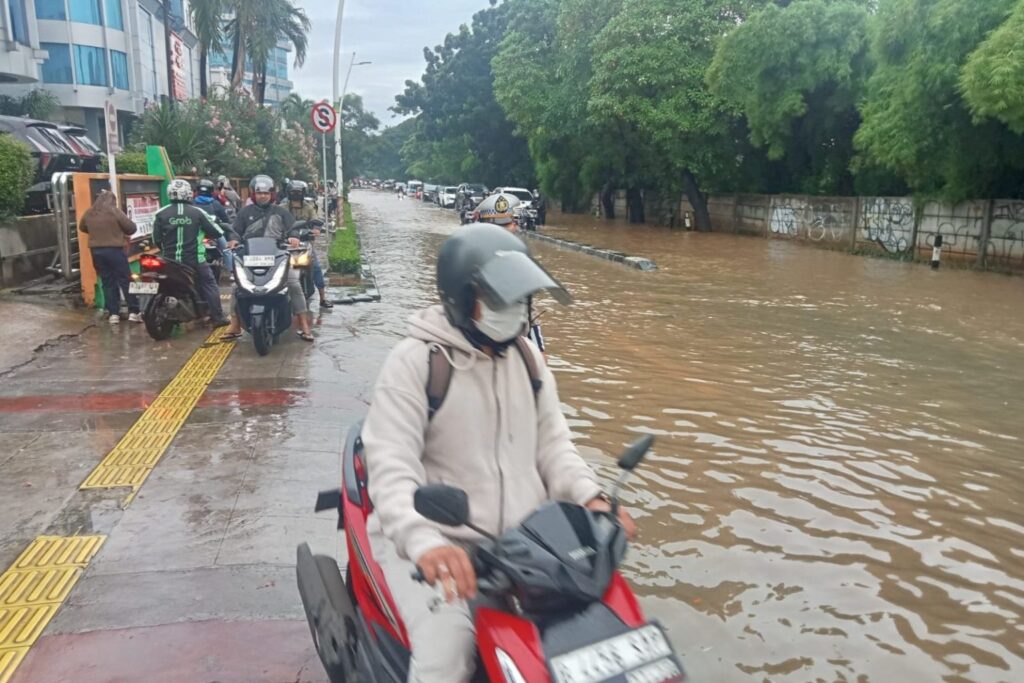 Cara Aman Menerobos Banjir Pada Motor