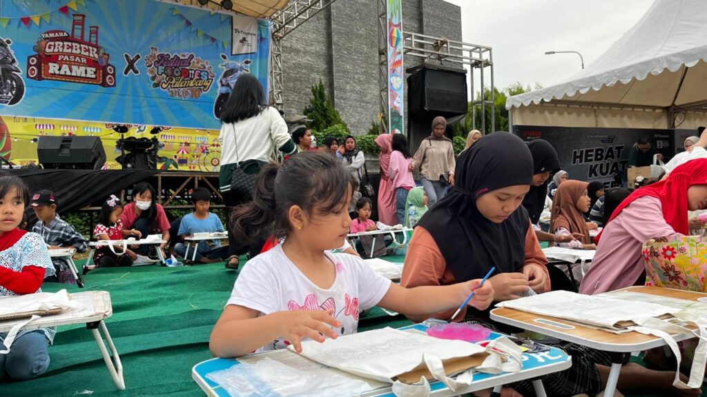 Lomba mewarnai untuk anak-anak di Grebek Pasar Rame Yamaha Palembang