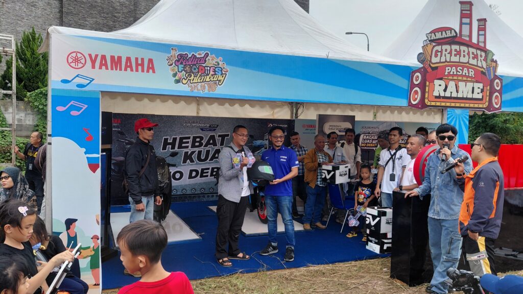 Serah terima kunci kepada 5 konsumen pertama Yamaha Gear Ultima di Palembang