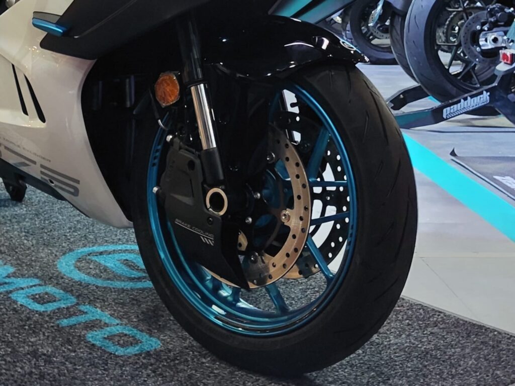Spesifikasi CFMoto 675SR-R