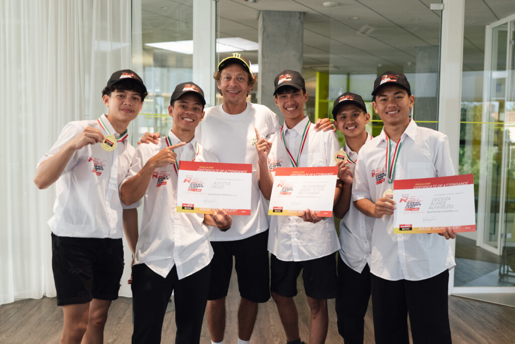 Seluruh peserta berfoto dengan Valentino Rossi sambil menunjukkan sertifikat