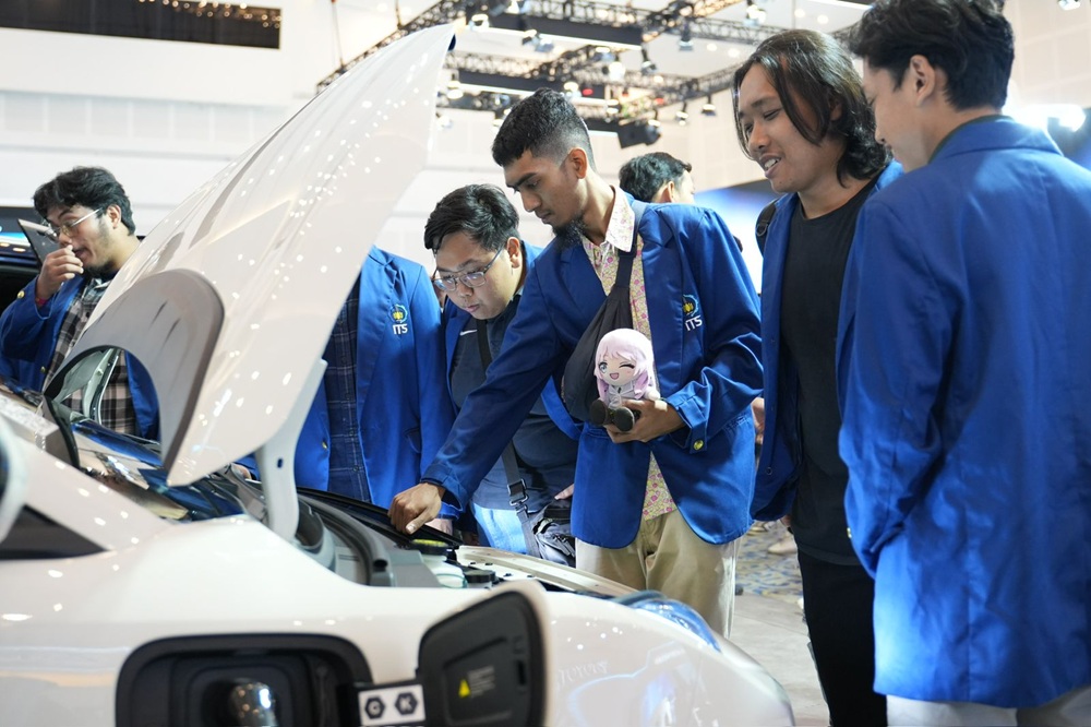 Education Day GIIAS Surabaya 2025 Ajak Ratusan Mahasiswa Kenali Teknologi Otomotif Terbaru