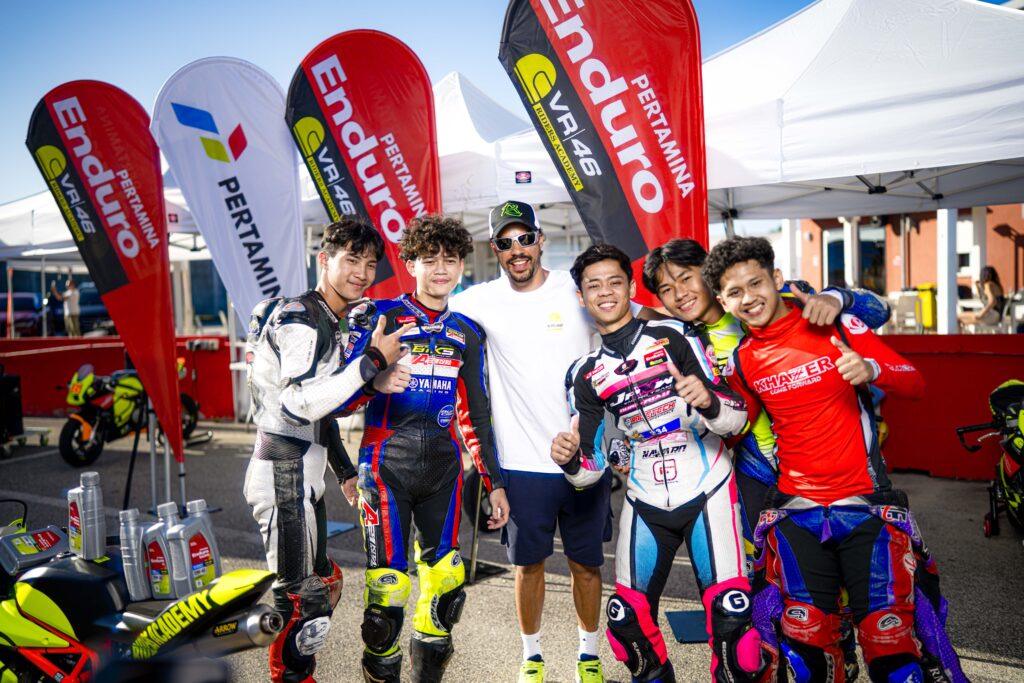 (Dari kiri ke kanan) Muhammad Rama Putra Setiawan, Argiya Farrel Ramadhan, Franco Morbidelli (pembalap VR46 Racing Team), Aditya Fauzi, Decksa Almer Alfarezel, Hafizd Fahril Rasyadan