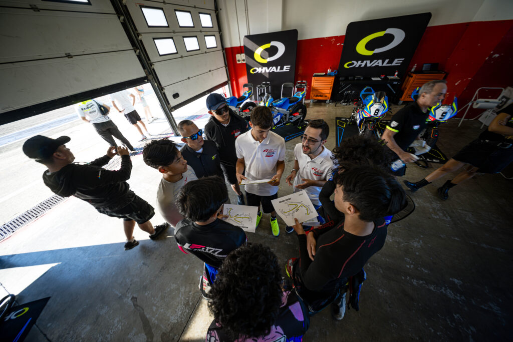 Peserta Riders Summer Camp mendengarkan briefing dari tim VR46 Riders Academy sebelum memulai latihan