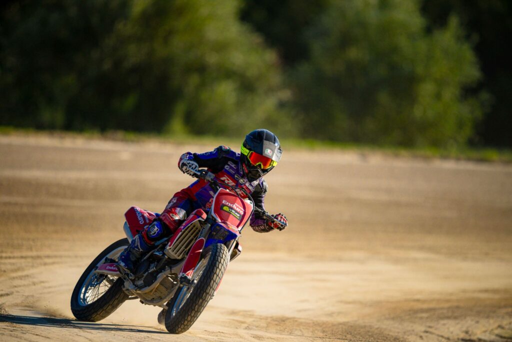 Aksi para peserta Riders Summer Camp di dirt track saat latihan bersama VR46 Riders Academy