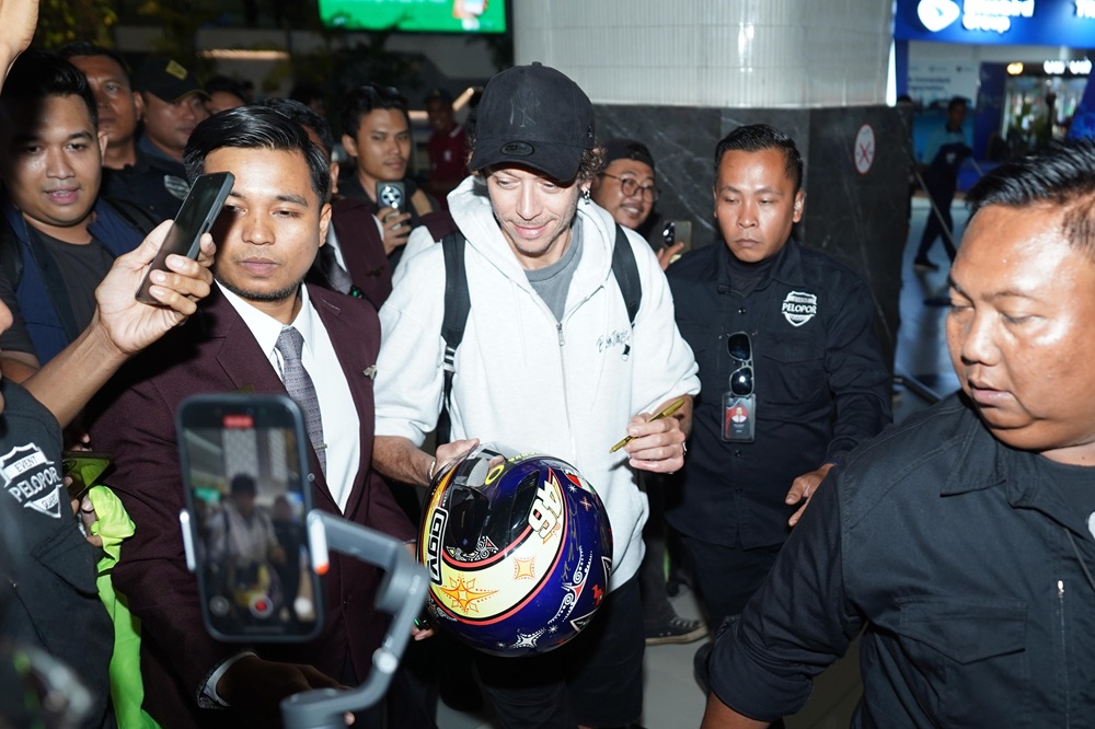 Rossi menandatangani helm penggemar di Indonesia