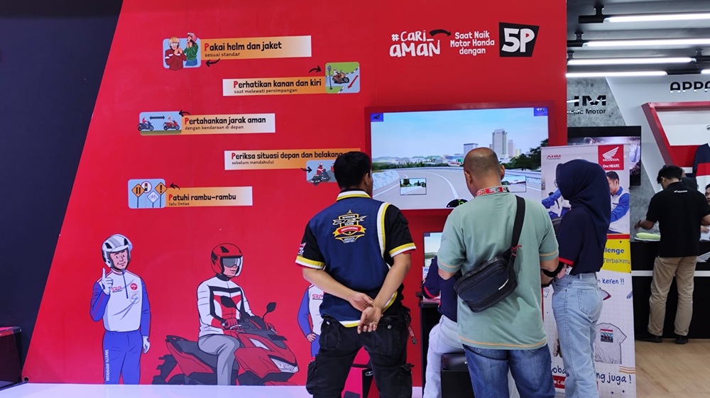 Simulasi Safety Riding #Cari_Aman di Booth Honda IMOS 2025
