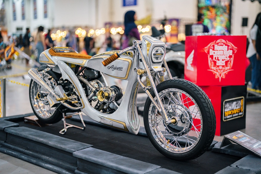 Honda Stylo 160 dengan konsep Neo Boardtracker hasil karya modifikasi Vulla Hendrata dari Ultimate Custom