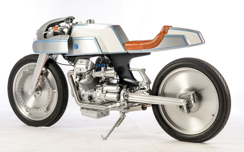Posisi rear shock di antara kepala silinder V-twin Moto Guzzi