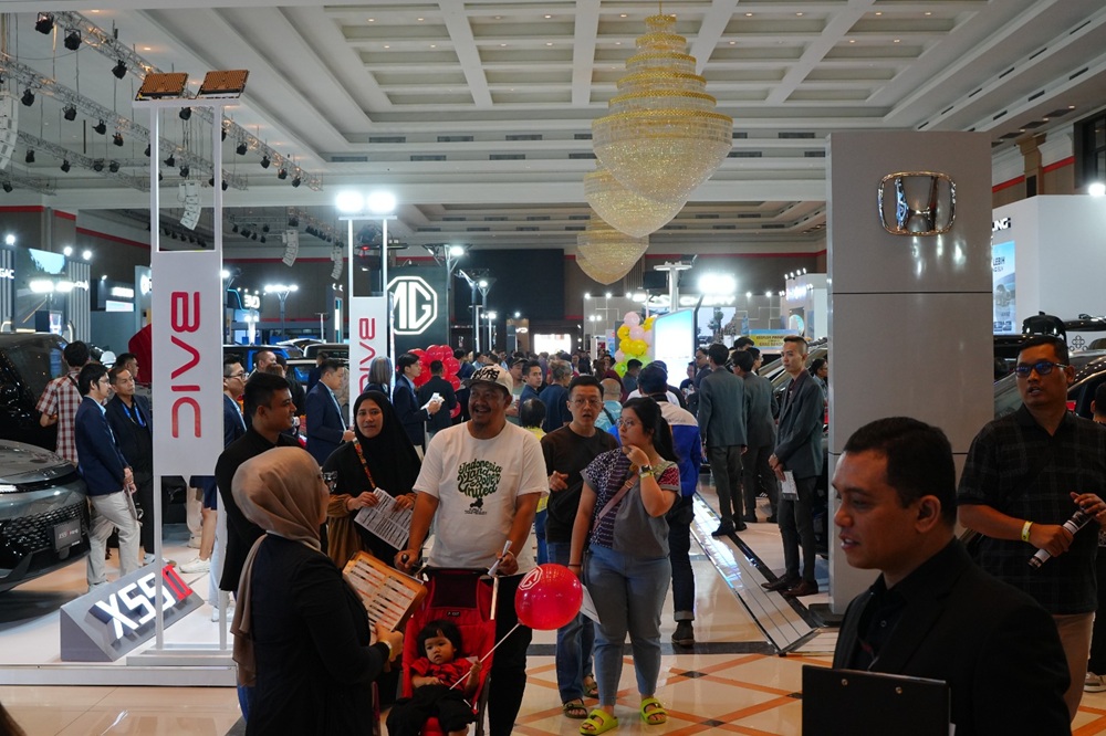 Puluhan Ribu Pengunjung GIIAS Bandung 2025 Penuhi Sudirman Grand Ballroom