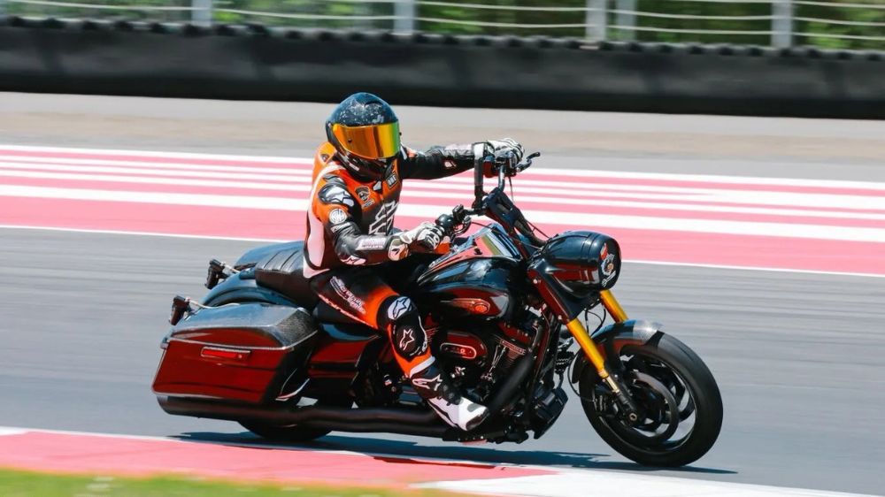 Track Day Mandalika Komunitas Anak Elang Harley Davidson Jakarta Chapter dan ONE3 Squad Nikmati Aspal Sirkuit
